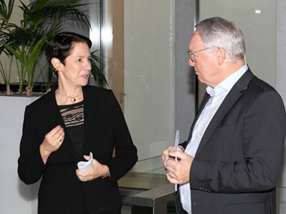 NRW-Landwirtschaftsministerin Silke Gorißen spricht mit Norbert Tiemann