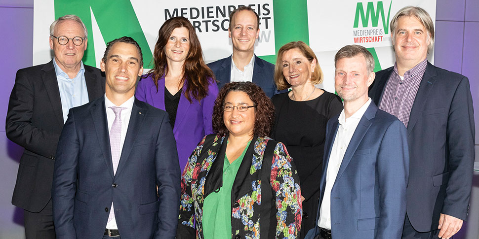 Die Jury des Medienpreis NRW 2022 auf der Preisverleihung vor der Pressewand.