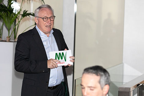 Norbert Tiemann spricht und hält Moderationskarten mit dem Logo des Medienpreis NRW in der Hand.