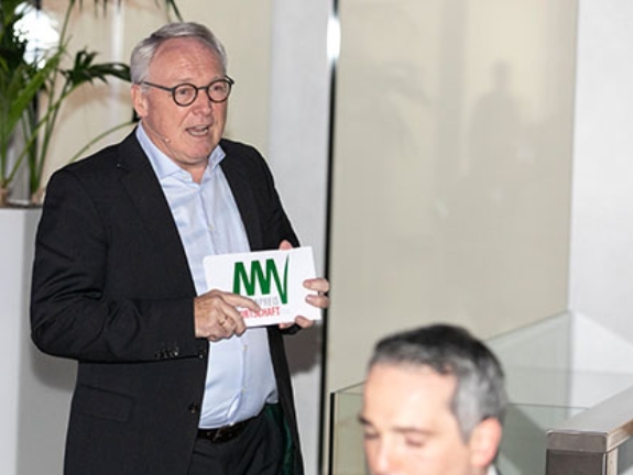 Norbert Tiemann spricht und hält Moderationskarten mit dem Logo des Medienpreis NRW in der Hand.