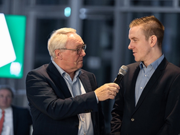 Dr. Norbert Tiemann und Tobias Fenneker bei der Preisverleihung in der NRW.BANK.