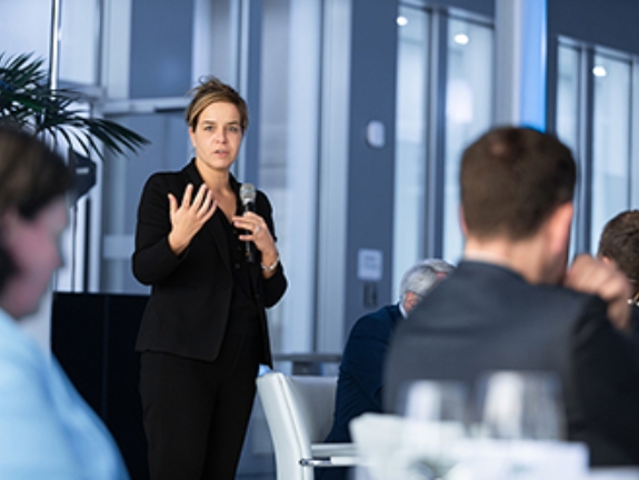Mona Neubaur, Wirtschafts- und Klimaschutzministerin und Schirmfrau, bei der Preisverleihung in der NRW.BANK.