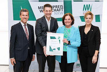 Florian Güßgen und Angela Maier mit Eckhard Forst, Vorstandsvorsitzender der NRW.BANK, und Wirtschafts- und Klimaschutzministerin Mona Neubaur