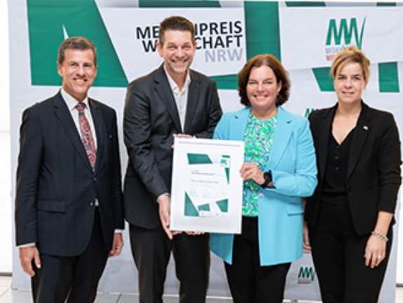 Florian Güßgen und Angela Maier mit Eckhard Forst, Vorstandsvorsitzender der NRW.BANK, und Wirtschafts- und Klimaschutzministerin Mona Neubaur