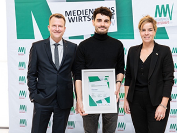 Joshua Kocher mit Wirtschafts- und Klimaschutzministerin Mona Neubaur und Edzard Bennmann, Leiter der Unternehmenskommunikation der Signal Iduna Gruppe