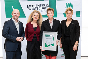 Gudrun Wolter und Marion Försching mit Wirtschafts- und Klimaschutzministerin Mona Neubaur und Mark Klein, Landesvorsitzender der Wirtschaftsjunioren Nordrhein-Westfalen e. V.