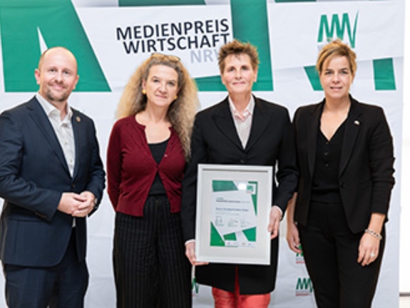 Gudrun Wolter und Marion Försching mit Wirtschafts- und Klimaschutzministerin Mona Neubaur und Mark Klein, Landesvorsitzender der Wirtschaftsjunioren Nordrhein-Westfalen e. V.