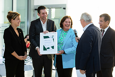 Florian Güßgen und Angela Maier mit Wirtschafts- und Klimaschutzministerin Mona Neubaur, Moderator Dr. Norbert Tiemann und Eckhard Forst, Vorstandsvorsitzender der NRW.BANK.