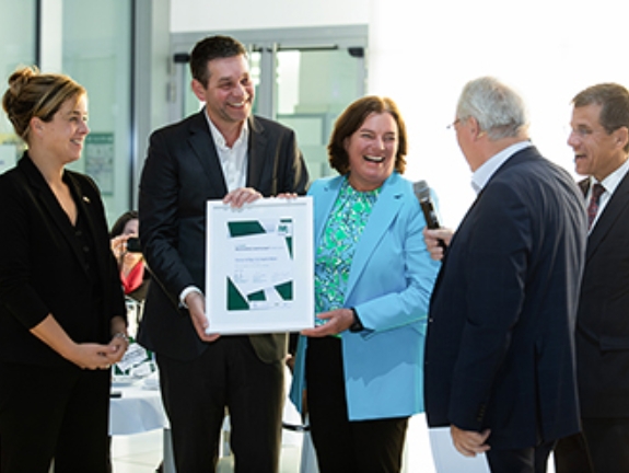 Florian Güßgen und Angela Maier mit Wirtschafts- und Klimaschutzministerin Mona Neubaur, Moderator Dr. Norbert Tiemann und Eckhard Forst, Vorstandsvorsitzender der NRW.BANK.