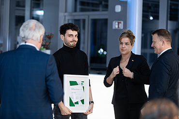 Joshua Kocher mit Moderator Dr. Norbert Tiemann, Wirtschafts- und Klimaschutzministerin Mona Neubaur und Edzard Bennmann, Leiter der Unternehmenskommunikation der Signal Iduna Gruppe.