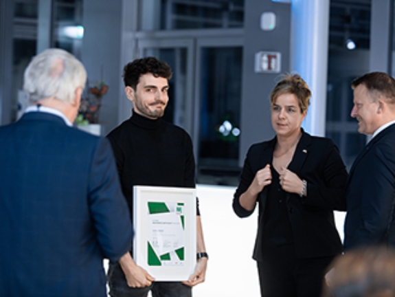 Joshua Kocher mit Moderator Dr. Norbert Tiemann, Wirtschafts- und Klimaschutzministerin Mona Neubaur und Edzard Bennmann, Leiter der Unternehmenskommunikation der Signal Iduna Gruppe.