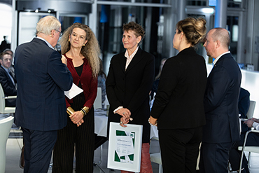 Gudrun Wolter und Marion Försching mit Moderator Dr. Norbert Tiemann, Wirtschafts- und Klimaschutzministerin Mona Neubaur und Mark Klein, Landesvorsitzender der Wirtschaftsjunioren Nordrhein-Westfalen e. V.