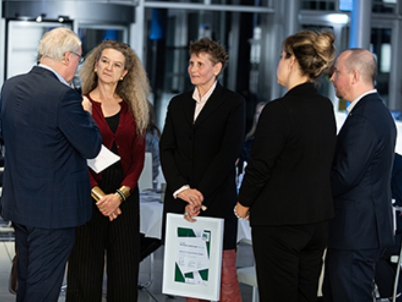 Gudrun Wolter und Marion Försching mit Moderator Dr. Norbert Tiemann, Wirtschafts- und Klimaschutzministerin Mona Neubaur und Mark Klein, Landesvorsitzender der Wirtschaftsjunioren Nordrhein-Westfalen e. V.