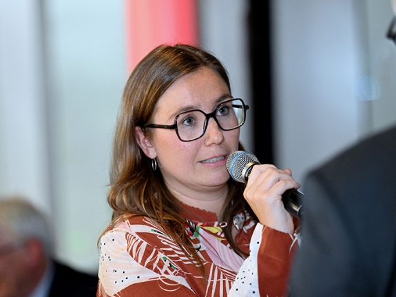 Anna Brockhues am Mikrofon