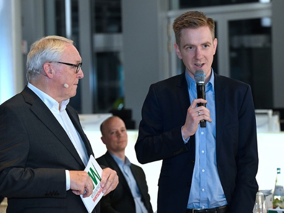 Tobias Fenneker am Mikrofon