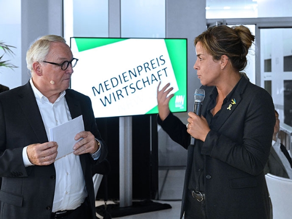 Wirtschaftsministerin Mona Neubaur spricht mit Dr. Norbert Tiemann