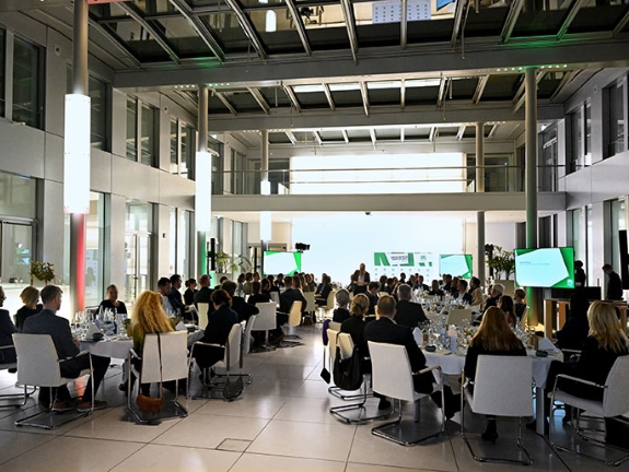 Das Foyer der NRW.BANK mit Gala-Tischen