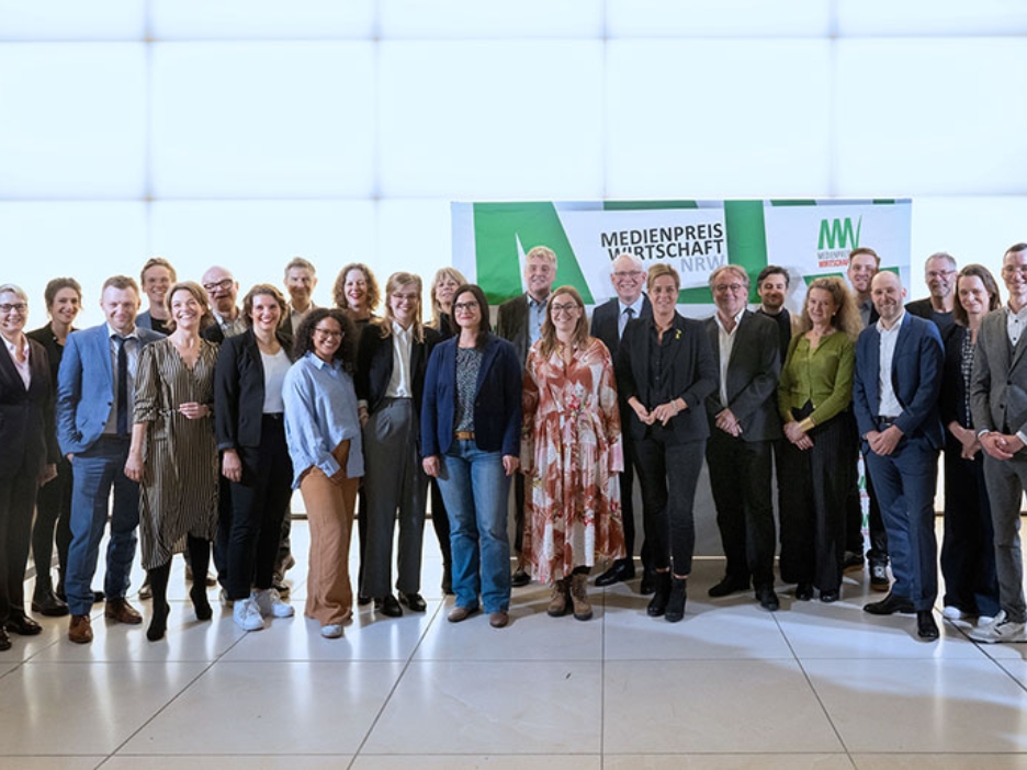 Gabriela Pantring, stellvertretende Vorsitzende des Vorstands der NRW.BANK, (links) und Wirtschafts- und Klimaschutzministerin Mona Neubaur (rechts mittig) mit den Nominierten des MEDIENPREIS WIRTSCHAFT NRW 2024 (1. Reihe von links nach rechts) Florian Weyand, Anna Planken, Anja Booth, Shari Jung, Hannah Steinharter, Nina Voigt, Annabell Brockhues, Georg Wellmann, Gudrun Wolter, Fritz Sprengart, Tatjana Mischke, Jan-Lukas Schmitt sowie (2. Reihe von links nach rechts) Liliane Mofti, Christian Schmeink, Sebastian Hampl, Volker Votsmeier, Juliane Metten-Gardiner, Ursula Welter, Rolf-Herbert Peters, Martin Ellerich, Till Eckert, Tobias Fenneker und Claus Hanischdörfer