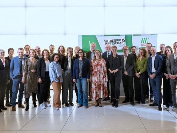 Gabriela Pantring, stellvertretende Vorsitzende des Vorstands der NRW.BANK, (links) und Wirtschafts- und Klimaschutzministerin Mona Neubaur (rechts mittig) mit den Nominierten des MEDIENPREIS WIRTSCHAFT NRW 2024 (1. Reihe von links nach rechts) Florian Weyand, Anna Planken, Anja Booth, Shari Jung, Hannah Steinharter, Nina Voigt, Annabell Brockhues, Georg Wellmann, Gudrun Wolter, Fritz Sprengart, Tatjana Mischke, Jan-Lukas Schmitt sowie (2. Reihe von links nach rechts) Liliane Mofti, Christian Schmeink, Sebastian Hampl, Volker Votsmeier, Juliane Metten-Gardiner, Ursula Welter, Rolf-Herbert Peters, Martin Ellerich, Till Eckert, Tobias Fenneker und Claus Hanischdörfer