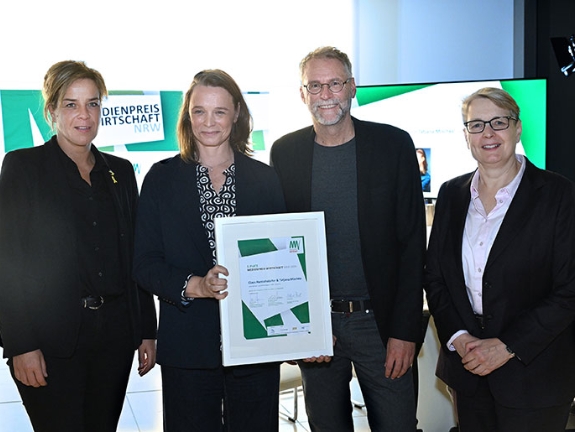 Tatjana Mischke und Claus Hanischdörfer mit Wirtschafts- und Klimaschutzministerin Mona Neubaur und Gabriela Pantring, stellvertretende Vorsitzende des Vorstands der NRW.BANK