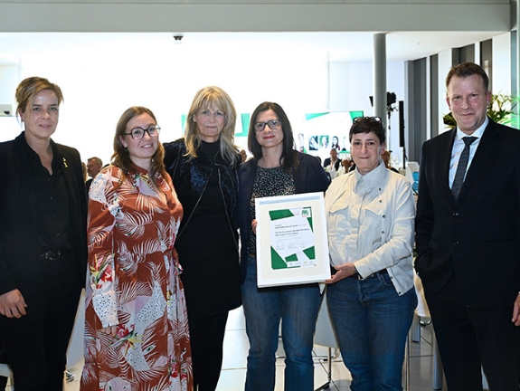 Annabell Brockhues, Ursula Welter, Nina Voigt und Helga Szentpéteri mit Wirtschafts- und Klimaschutzministerin Mona Neubaur und Edzard Bennmann, Leiter Unternehmenskommunikation der SIGNAL IDUNA Gruppe