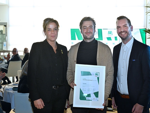 Till Eckert mit Wirtschafts- und Klimaschutzministerin Mona Neubaur und Patrick Weiß, Landesvorsitzender der Wirtschaftsjunioren NRW