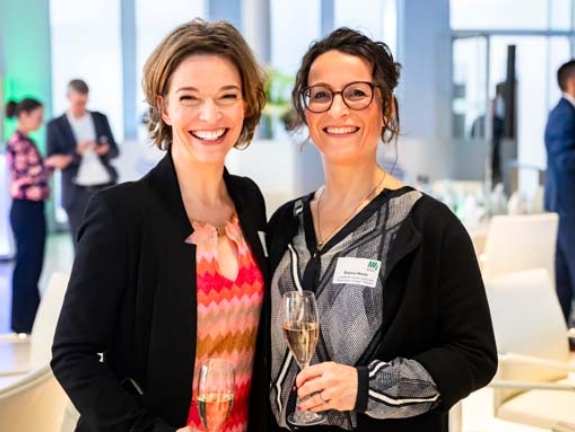 Zwei Frau freuen sich über den Abend