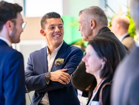 Unterschiedliche Gäste unterhalten sich