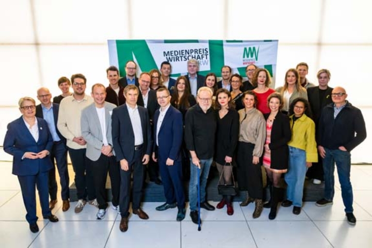 Alle Nominierten des MEDIENPREIS WIRTSCHAFT NRW 2025 mit Gabriela Pantring, designierte Vorstandsvorsitzende der NRW.BANK, und Wirtschafts- und Klimaschutzministerin Mona Neubaur. (Bild: NRW.BANK / Oliver Wachenfeld)