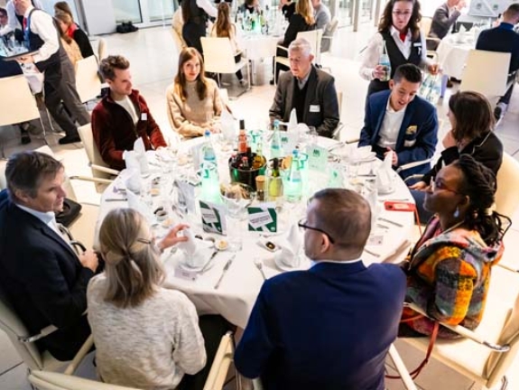 Ein vollbesetzter, schön eingedeckter Gala-Tisch