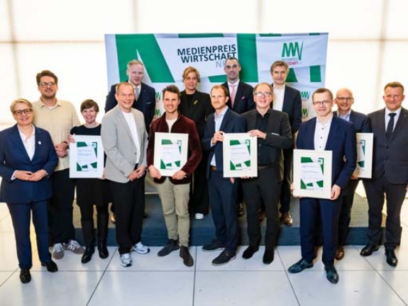 Alle Preisträgerinnen und Preisträger des MEDIENPREIS WIRTSCHAFT NRW 2025 mit Gabriela Pantring, designierte Vorstandsvorsitzende der NRW.BANK, Wirtschafts- und Klimaschutzministerin Mona Neubaur und den Stiftern der Preisgelder. (Bild: NRW.BANK / Oliver Wachenfeld)