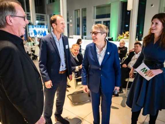 Gabriela Pantring und Caroline Fischer gratulieren den Preisträgern