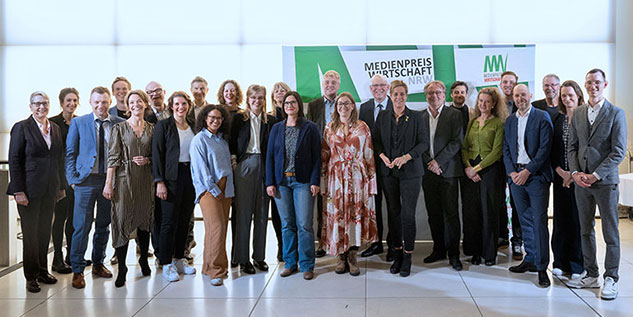 Die Nominierten den Medienpreis Wirtschaft NRW posieren für ein Gruppenfoto