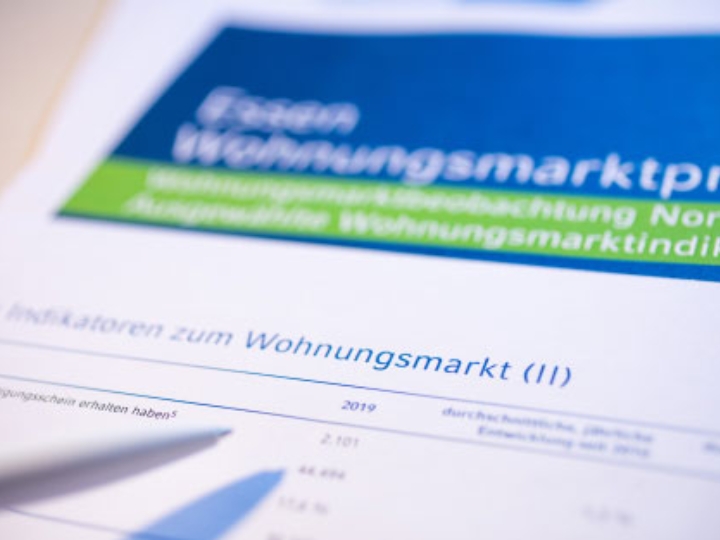 Ein Kugelschreiber zeigt auf eine Tabelle in Wohnungsmarktprofil