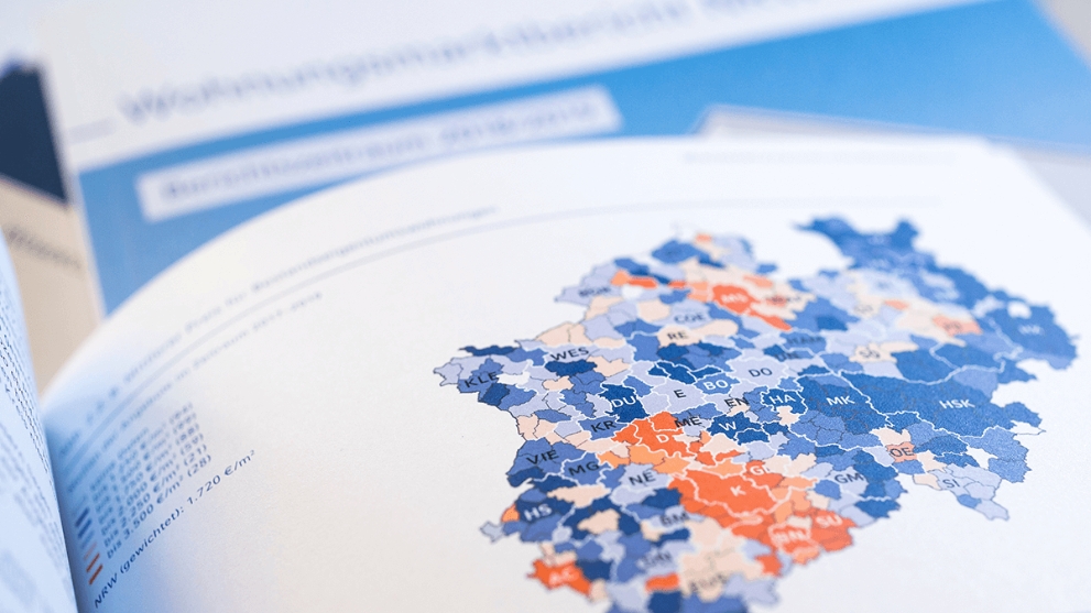 Eine Karte von NRW in einem aufgeklappten Heft