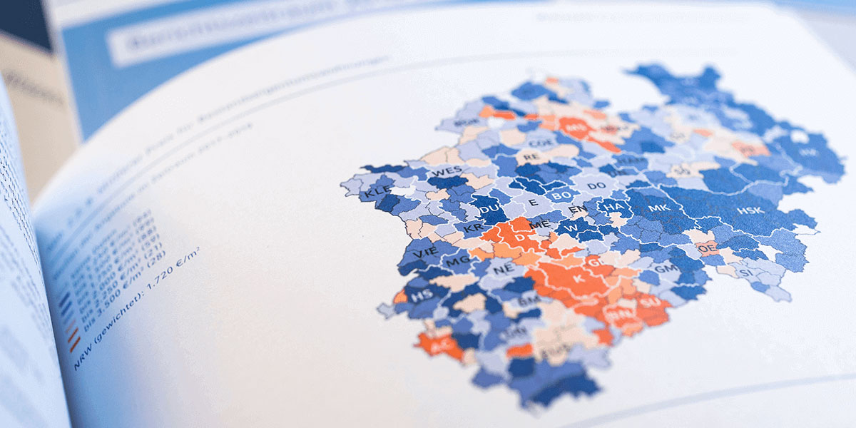 Eine Karte von NRW in einem aufgeklappten Heft