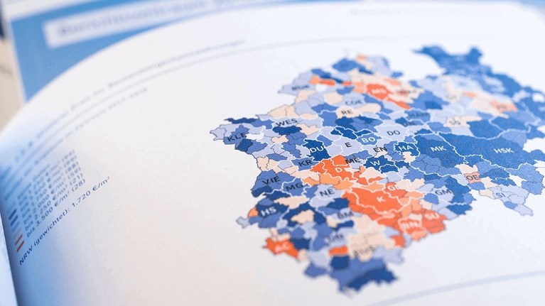 Eine Karte von NRW in einem aufgeklappten Heft