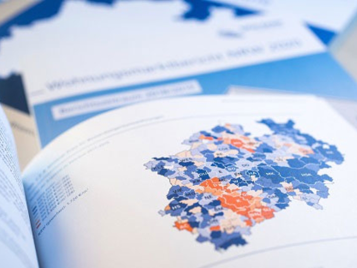Eine Karte von NRW in einem aufgeklappten Heft
