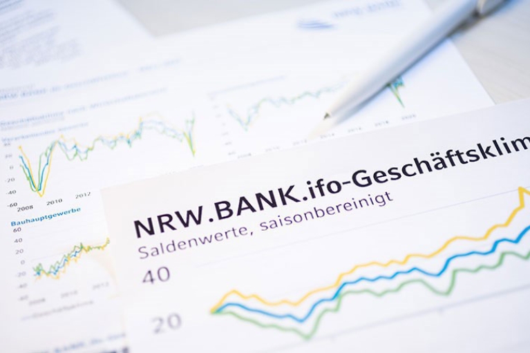 Der NRW.BANK.ifo-Geschäftsklimabericht liegt mit einem Kugelschreiber auf einem Tisch.