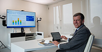 NRW.BANK-Vorstand Eckhard Forst sitzt in einem Videokonferenzraum im Rahmen des Jahrespressegesprächs der NRW.BANK 2022.