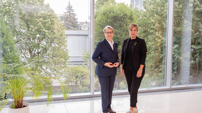 Das Bild zeigt Gabriela Pantring und Mona Neubaur.