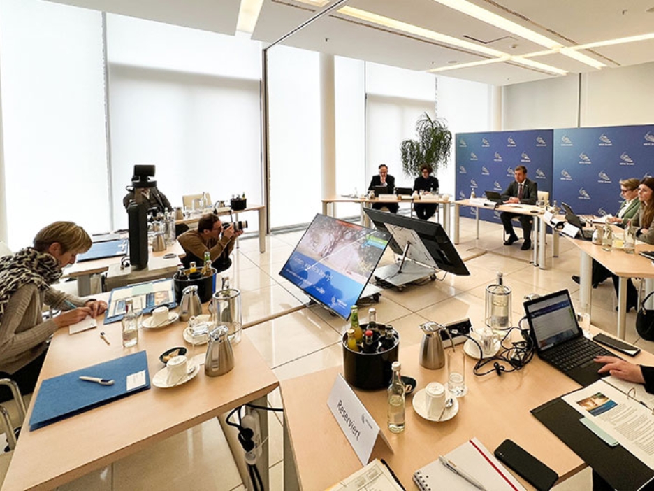 Der Gesamtvorstand der NRW.BANK (rechts) spricht vor Journalisten beim Jahrespressegespräch 2023