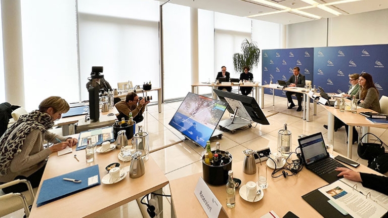 Der Gesamtvorstand der NRW.BANK (rechts) spricht vor Journalisten beim Jahrespressegespräch 2023