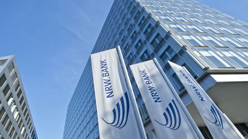 Foto vom Gebäude und den Fahnen der NRW:BANK
