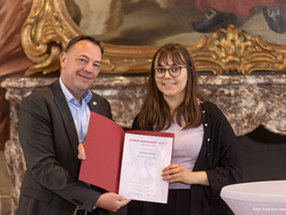 In der Rubrik Architektur übergab Thomas Stausberg, Bereichsleiter der Wohnraumförderung in der NRW.BANK, einen der beiden 1. Preise gestern im Namen der Bank und als Förderer beim 13. Schlaun-Fest an Carlotta Feltes von der Jade Hochschule Oldenburg.