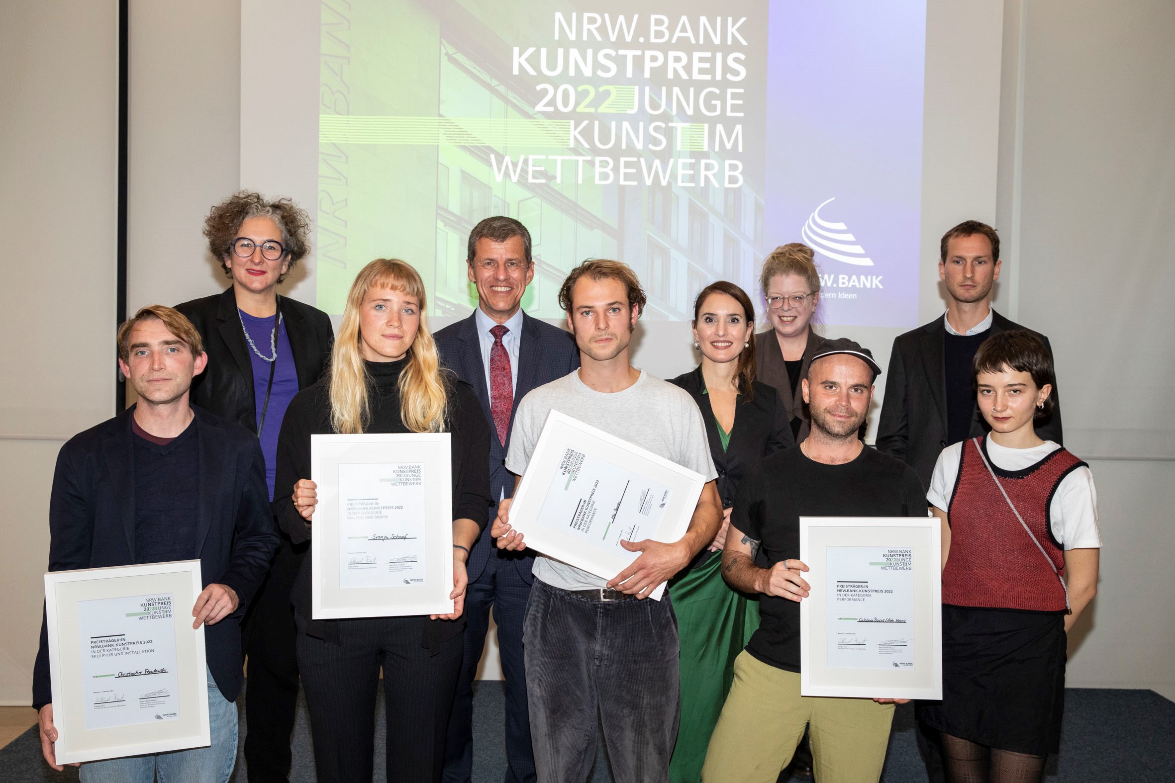 Die Gewinnerinnen und Gewinner des NRW.BANK.Kunstpreis 2022 mit den Urkunden.