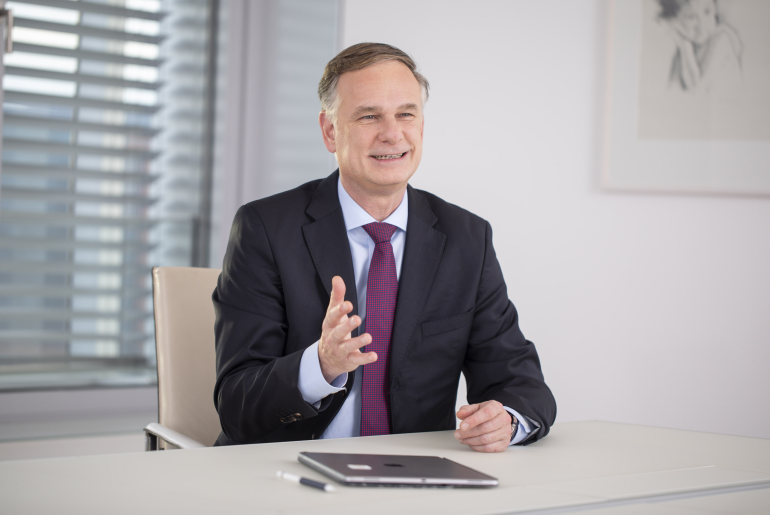 NRW.BANK-Vorstandsmitglied Michael Stölting am Schreibtisch