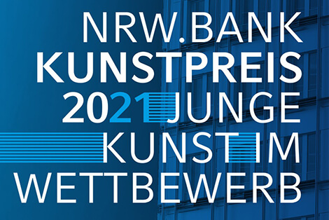 Mit weißer Schrift auf blauem Grund: NRW.BANK.Kunstpreis 2021 - Junge Kunst im Wettbewerb