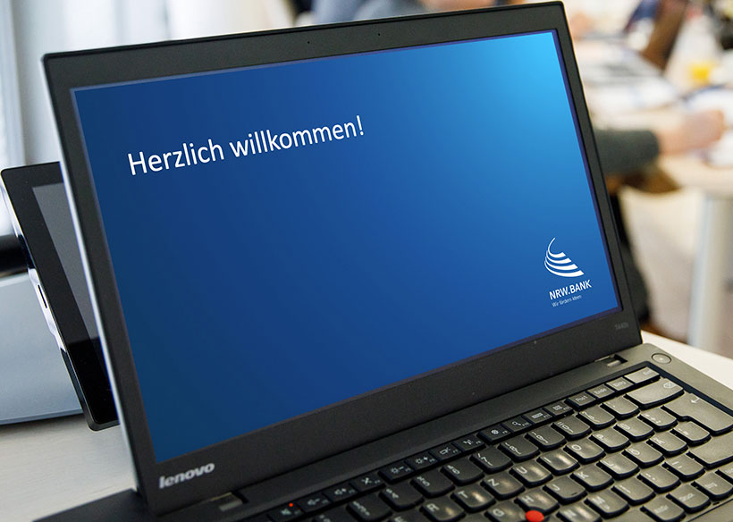 Auf dem Bildschirm eines Laptops steht mit weißer Schrift auf blauem Hintergrund: 