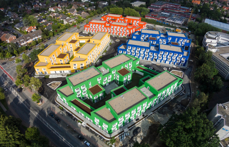Studierendenwohneim in Münster von oben, Häuser mit grüner, gelber, roter und blauer Fassade